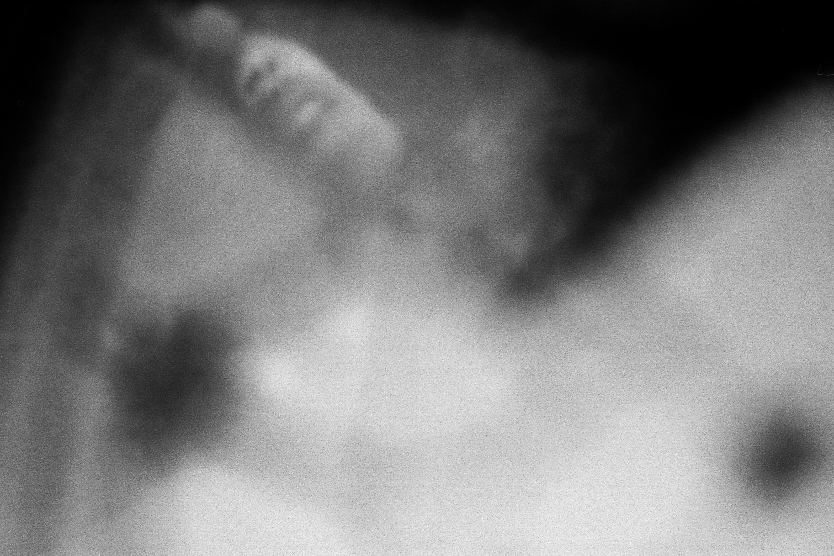 dream, sweet surrender, dreamer, femme, woman, elisa migda, portrait, amour, mélancolie, noir et blanc, black, 135mm, passion