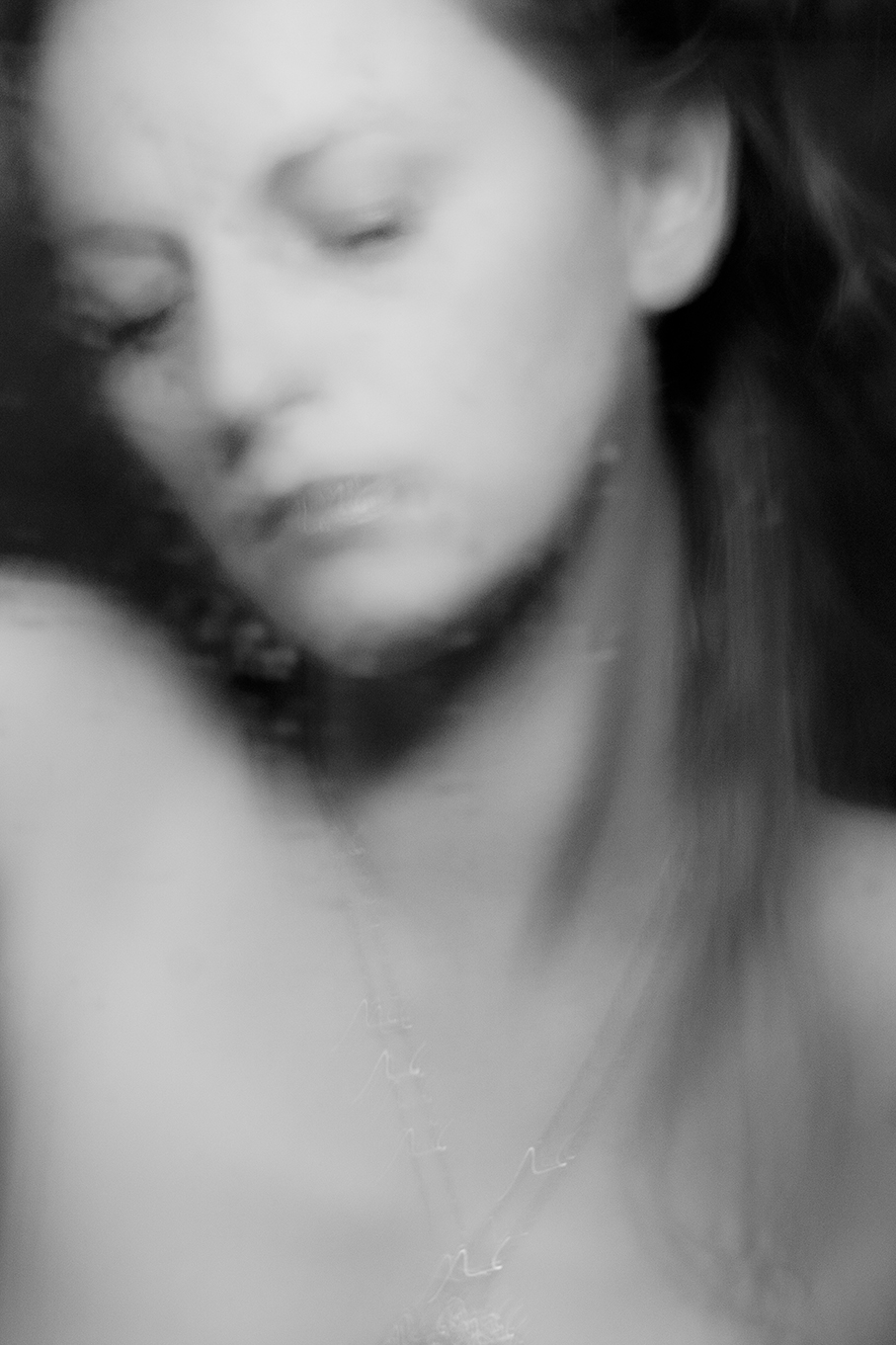 portrait, femme, épaule, autoportrait, melancholia, noir et blanc, art, madonne, photo, photography, art, 135mm, beauty, surrender, passion